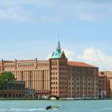 Il complesso di oltre 40.000 metri quadri, firmato dall'architetto Ernst Wullekopf, con i suoi raffinati torrini e merlature divenne uno dei pi� significanti esempi di architettura neogotica applicata a un edificio industriale (foto di Didier Descouens)